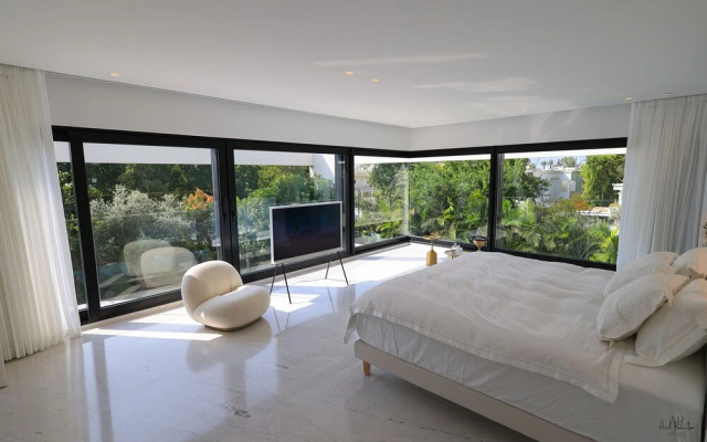 Luxurious Coastal Villa w Pool & Garden