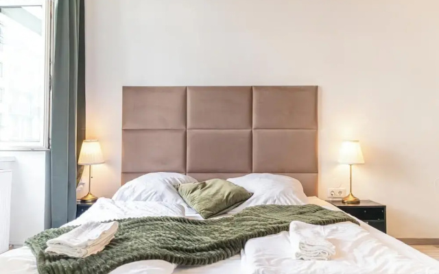 Comfy 2BR Apt Near U6 Station Long Stay