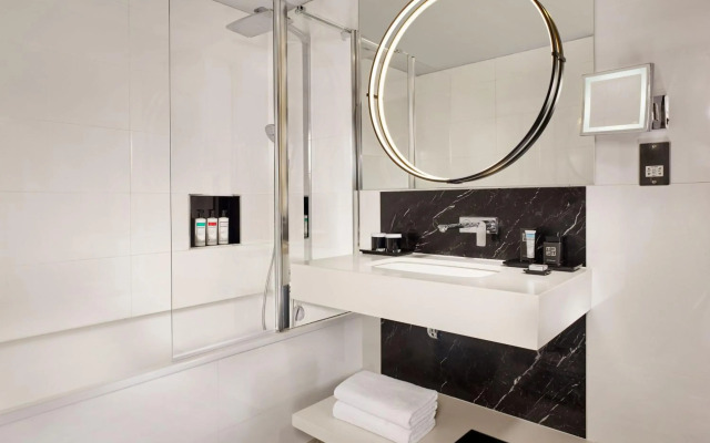 Montcalm East, Autograph Collection