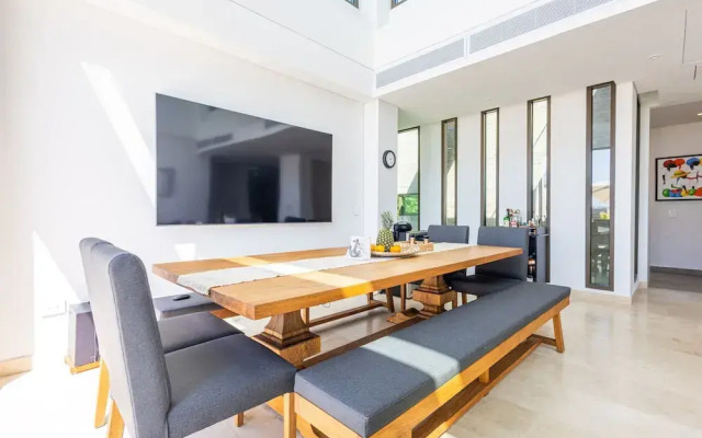 Bright Villa w Pool Outdoor Grill