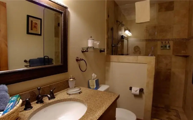 Creekside Chalet 6 BedroomHoliday home By Moving Mountains