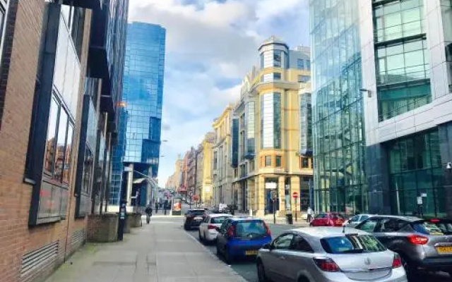 Glasgow City Centre Flat with River Views and Parking