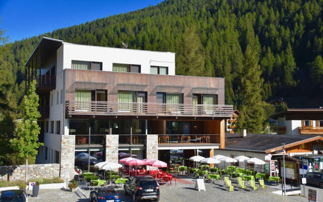 Bed & Breakfast Hostel Nives Стельвио вид на фасад