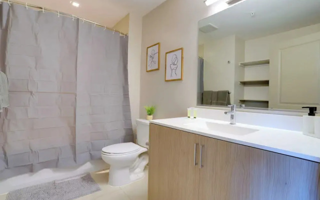 Fantastic 2BR Condo at Crystal City
