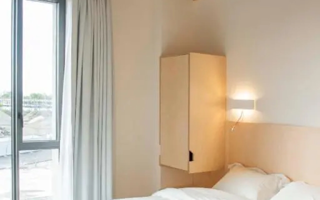 Une Chambre a L'economat (Adults Only)