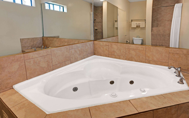Travelodge by Wyndham Pasadena Central