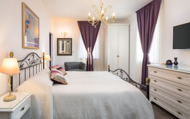 Romantic Luxury Rooms