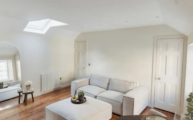 Charming Central Mews Home with Secure Parking