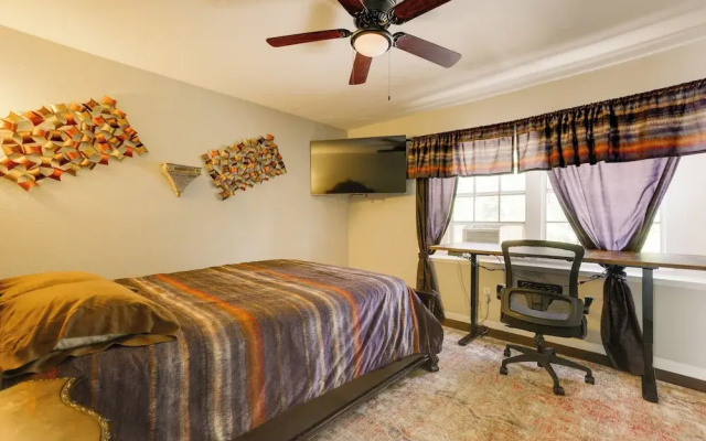 4 Mi to Iah: Suburban Houston Townhome