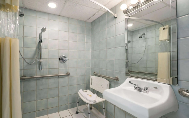 Days Inn by Wyndham Panama City Beach/Beachfront Resort