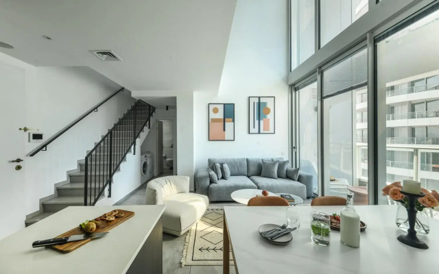 High-rise 3 bedroom Apartment with Balcony