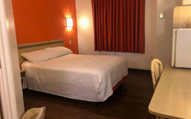 Sleep Inn & Suites Pigeon Forge - Downtown 2.5 stars out of 5