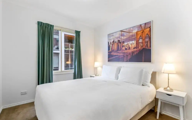 Chic 2-bed Apartment Near Albert Park