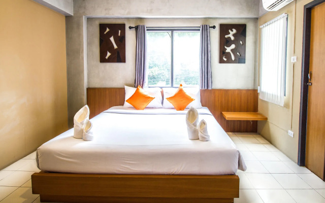 B2 Santitham (Wat Jed Yod) Boutique & Budget Hotel
