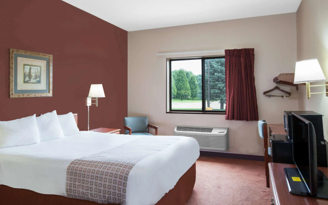 Super 8 by Wyndham Mason City