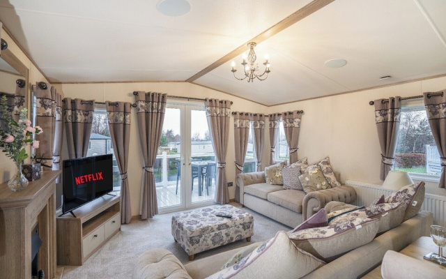 Luxury Family Lodge -sleeps 6 -golf-beach-starlink