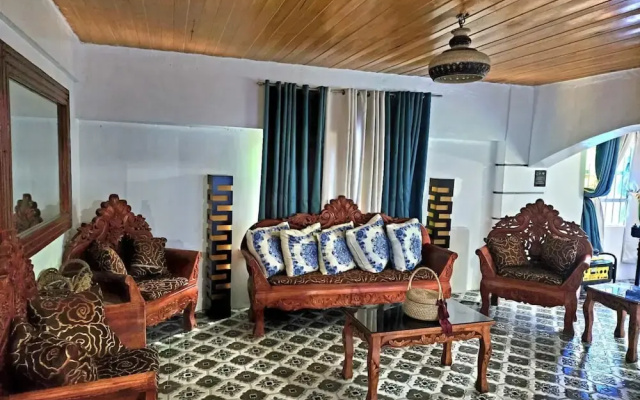 3 Bed House - Sleeps 20 - Pets - Pool - Garden