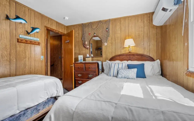 Beachfront Pet Friendly Sleeps 15 Bbq!