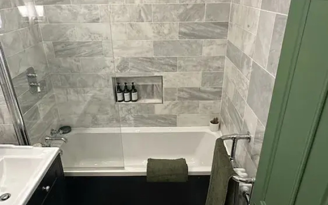 Cosy West Kensington Apartment - 3 Min to Tube