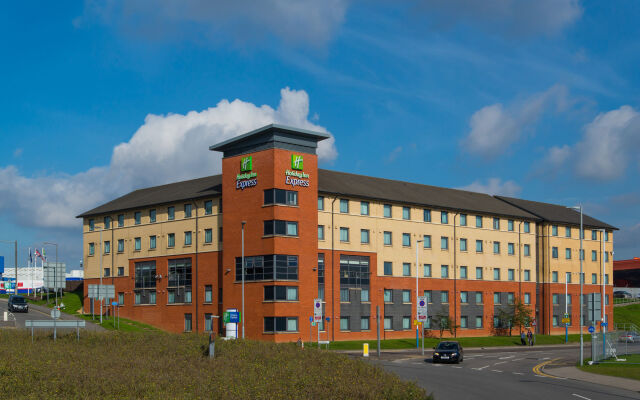 Отель Holiday Inn Express London Luton Airport вид на фасад