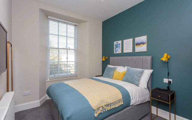 Lovely apartment beneath Edinburgh Castle