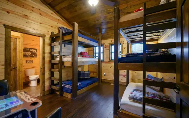 Cabin Vibe - Bunkroom - 3 King - Firepit - Shuffleboard