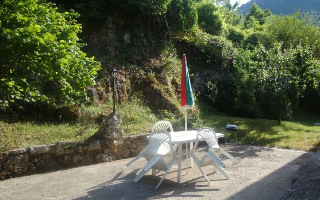 Les Noisetiers