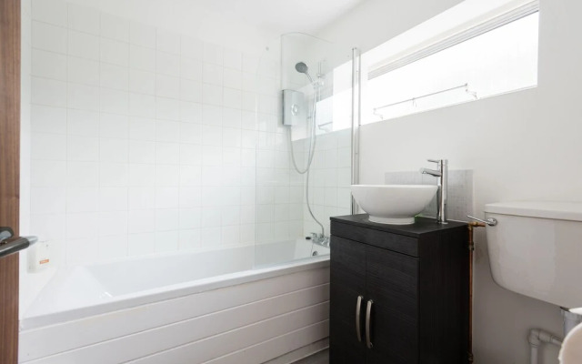 The Jericho Terrace House - 2BD + Parking