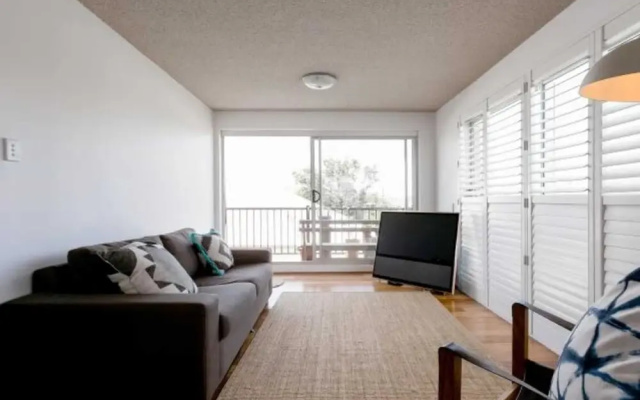 Re-imagined Urban Flat With Skyline View Balcony