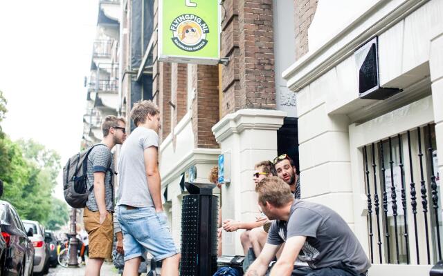 Flying Pigs Uptown Hostel Amsterdam вид на фасад