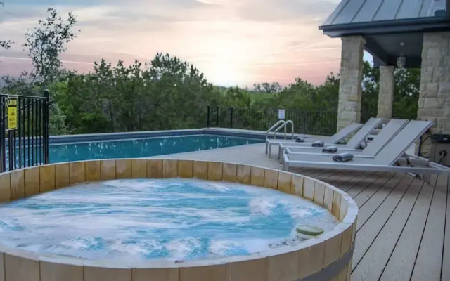 Spicewood Lodge W/pool, Hottub
