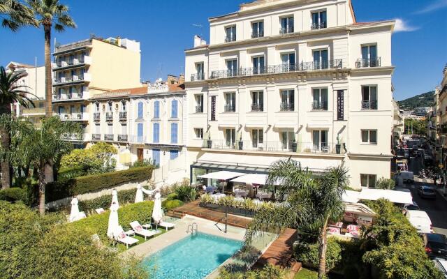 Отель Hôtel Le Canberra - Hôtels Ocre et Azur вид на фасад