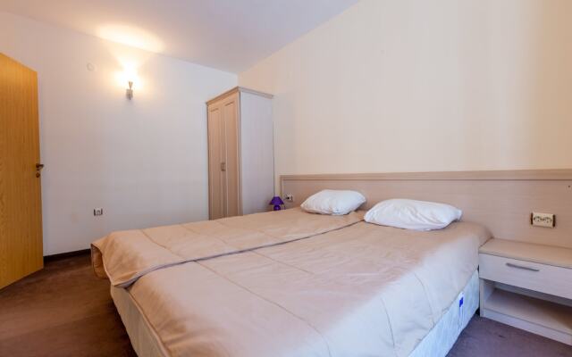 Апартаменты Quiet One Bedroom Apartment with Kitchenette in Avalon Complex комната для гостей
