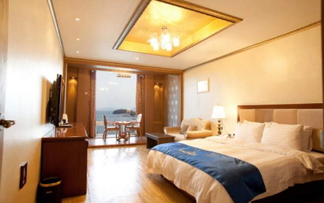 B&Beach Hotel