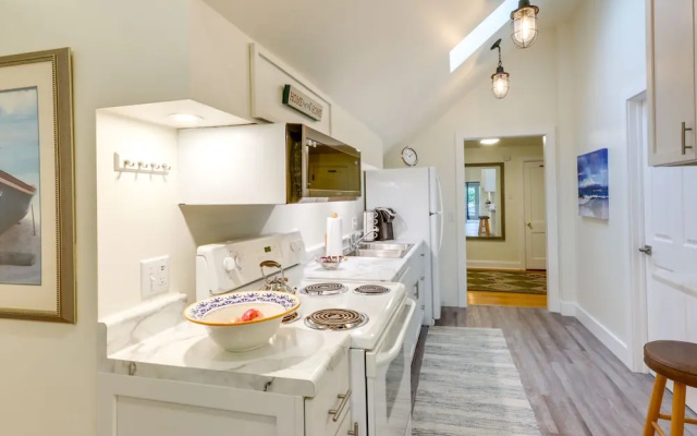Sheboygan Getaway w/ Deck + On-site Lake Access!