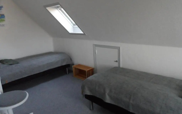 Logi i hus med kunst og have