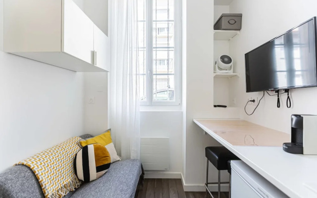 Cosy studio at Paul Doumer, by GuestReady