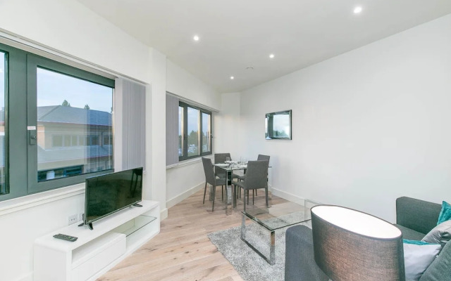 Deluxe Heathrow Apartments & Parking