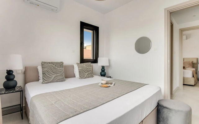 Sanders Only - Charming 2-bdr Apt With Balcony