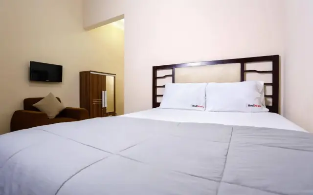 RedDoorz near Metro Indah Mall