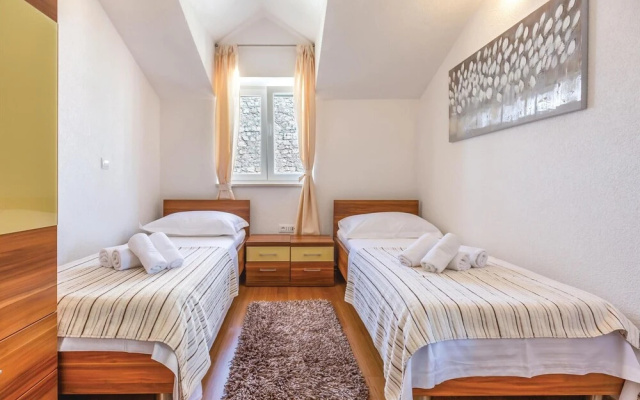 Amazing Home in Makarska with Hot Tub, Sauna & WiFi