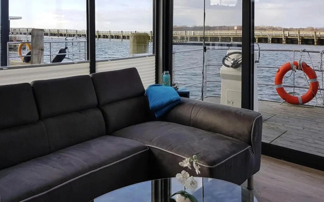 Hausboot Floating House Leni in Ribnitz-damgarten
