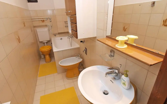 Apartment 864
