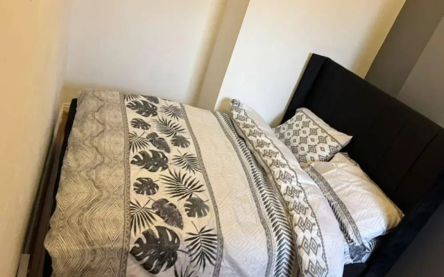 4-guest Charm Home W/street Parking & Wifi & Party