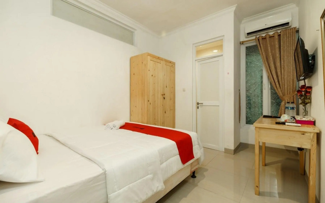 RedDoorz Syariah Plus near Pancoran 2