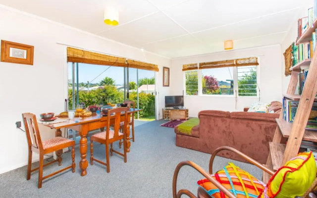 Lorenzen Bay Bungalow - Raglan Holiday Home