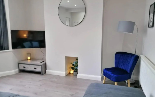 Superb Newly Extended House near Peak District, parking