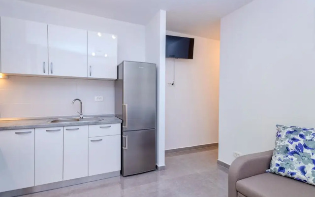 Newly Furnished apt w. Patio,parking & Fireplace