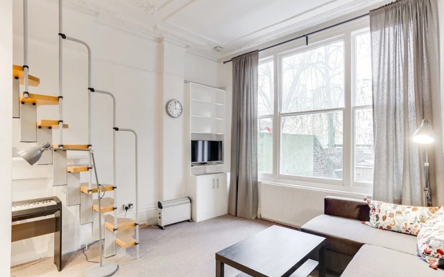 Bright 1BR in Earls' Court W/patio