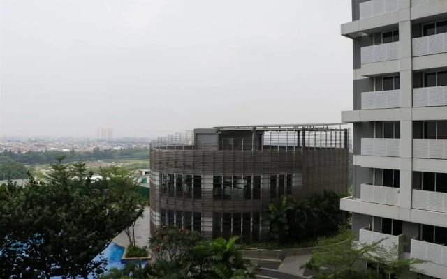 Beautiful Pool View Homey Spacious Studio At West Vista Apartment